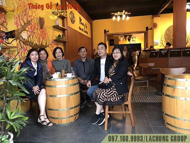 b&agrave;n cafe bằng th&ugrave;ng rượu gỗ