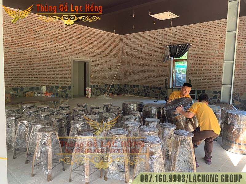 b&agrave;n ghế th&ugrave;ng rượu h&ograve;a b&igrave;nh