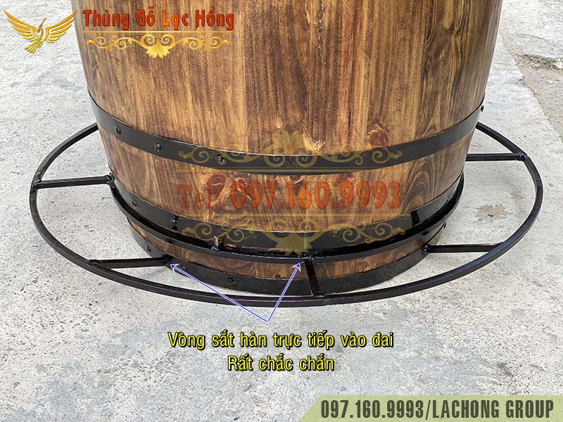 th&ugrave;ng gỗ l&agrave;m b&agrave;n cafe