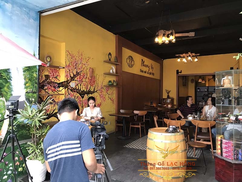 th&ugrave;ng rượu trang tr&iacute; gỗ sồi