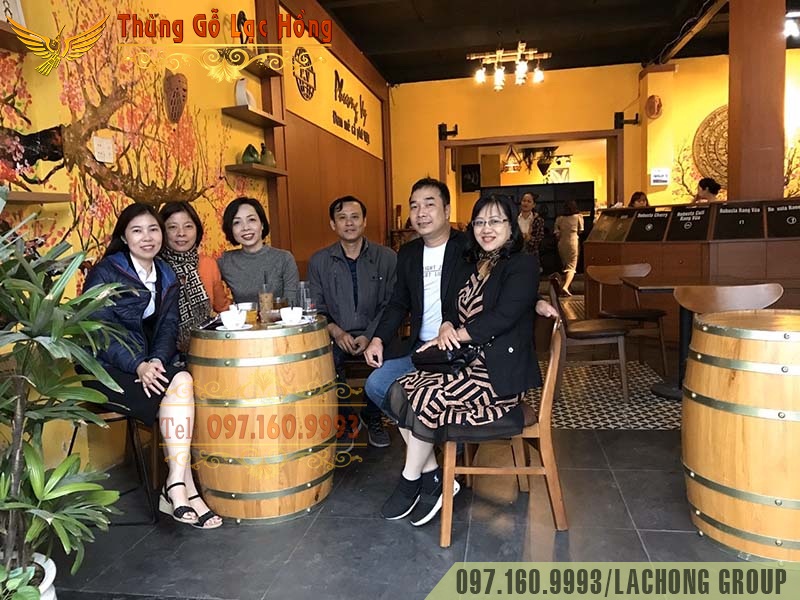 th&ugrave;ng rượu gỗ cũ