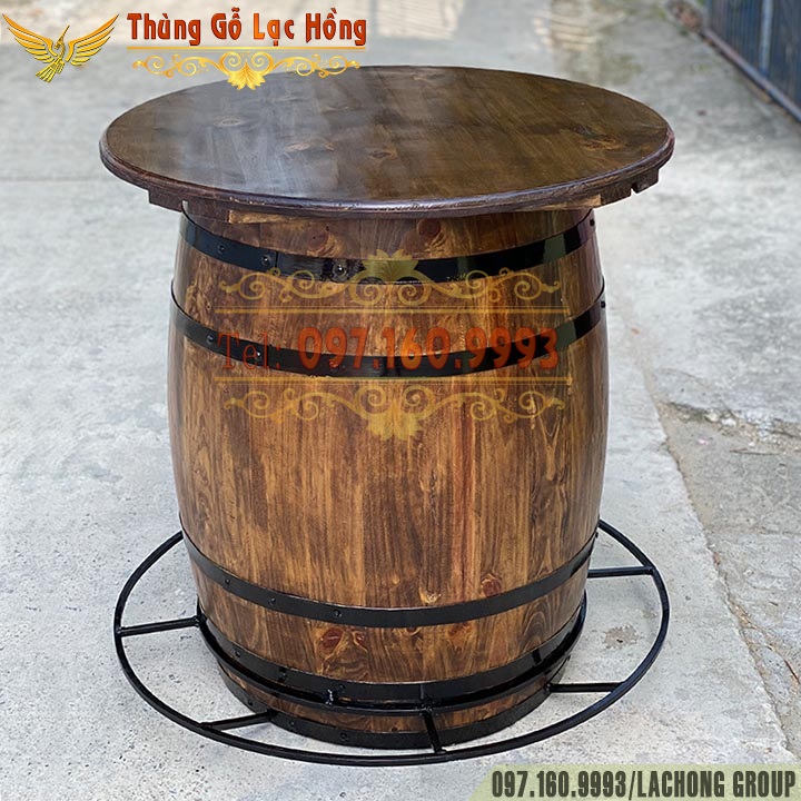 th&ugrave;ng rượu gỗ trưng b&agrave;y
