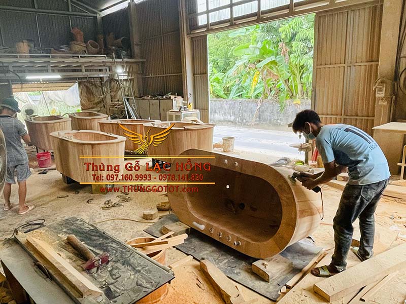 th&ugrave;ng tắm gỗ sục kh&iacute;