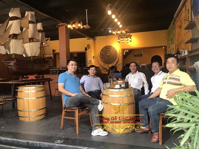 th&ugrave;ng rượu gỗ l&agrave;m b&agrave;n ghế