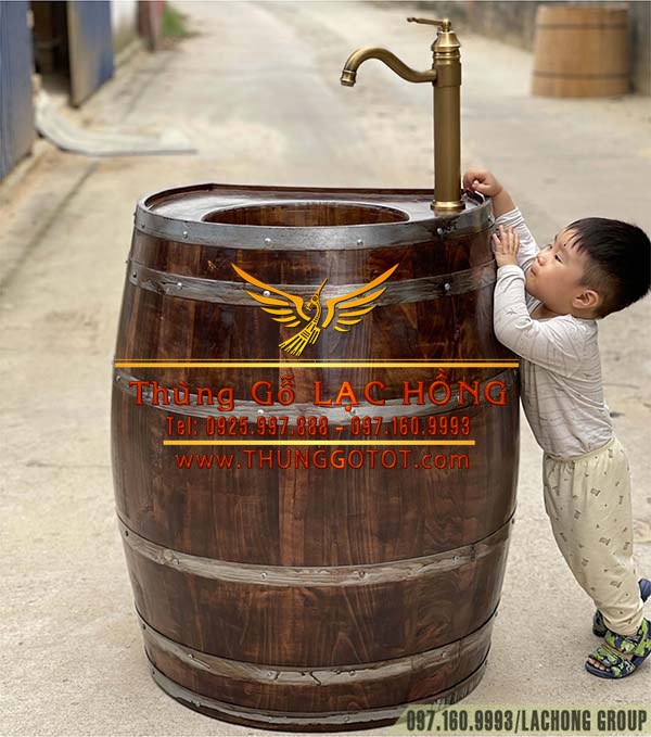 b&aacute;n th&ugrave;ng rượu gỗ trưng b&agrave;y