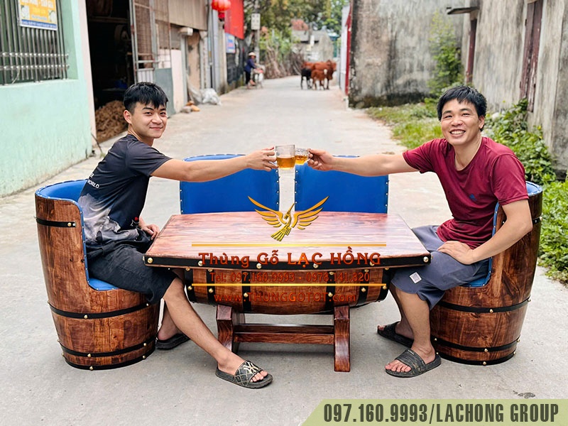 b&agrave;n ghế l&agrave;m từ th&ugrave;ng gỗ