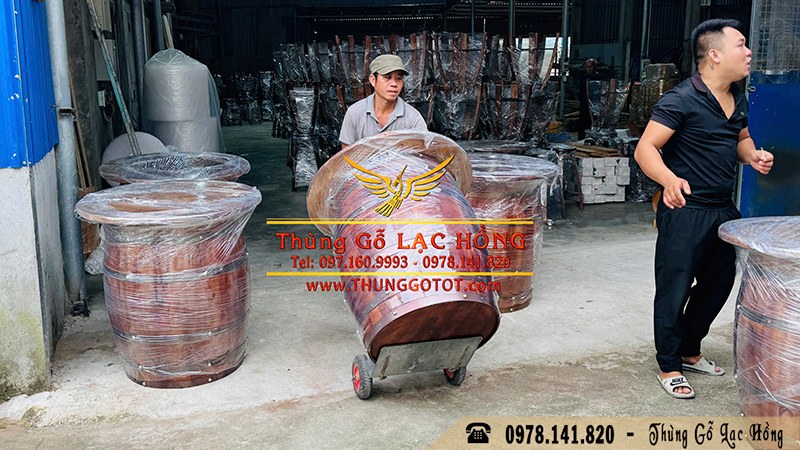 b&aacute;n th&ugrave;ng rượu gỗ