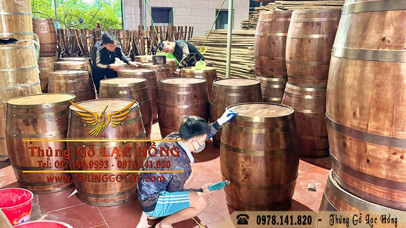 th&ugrave;ng rượu gỗ cũ trang tr&iacute;